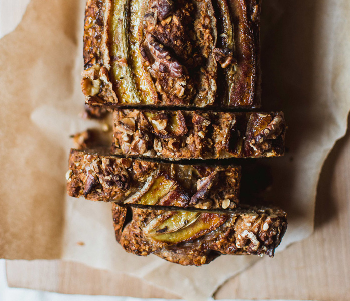 Bananenbrot geschnitten und serviert auf Backpapier