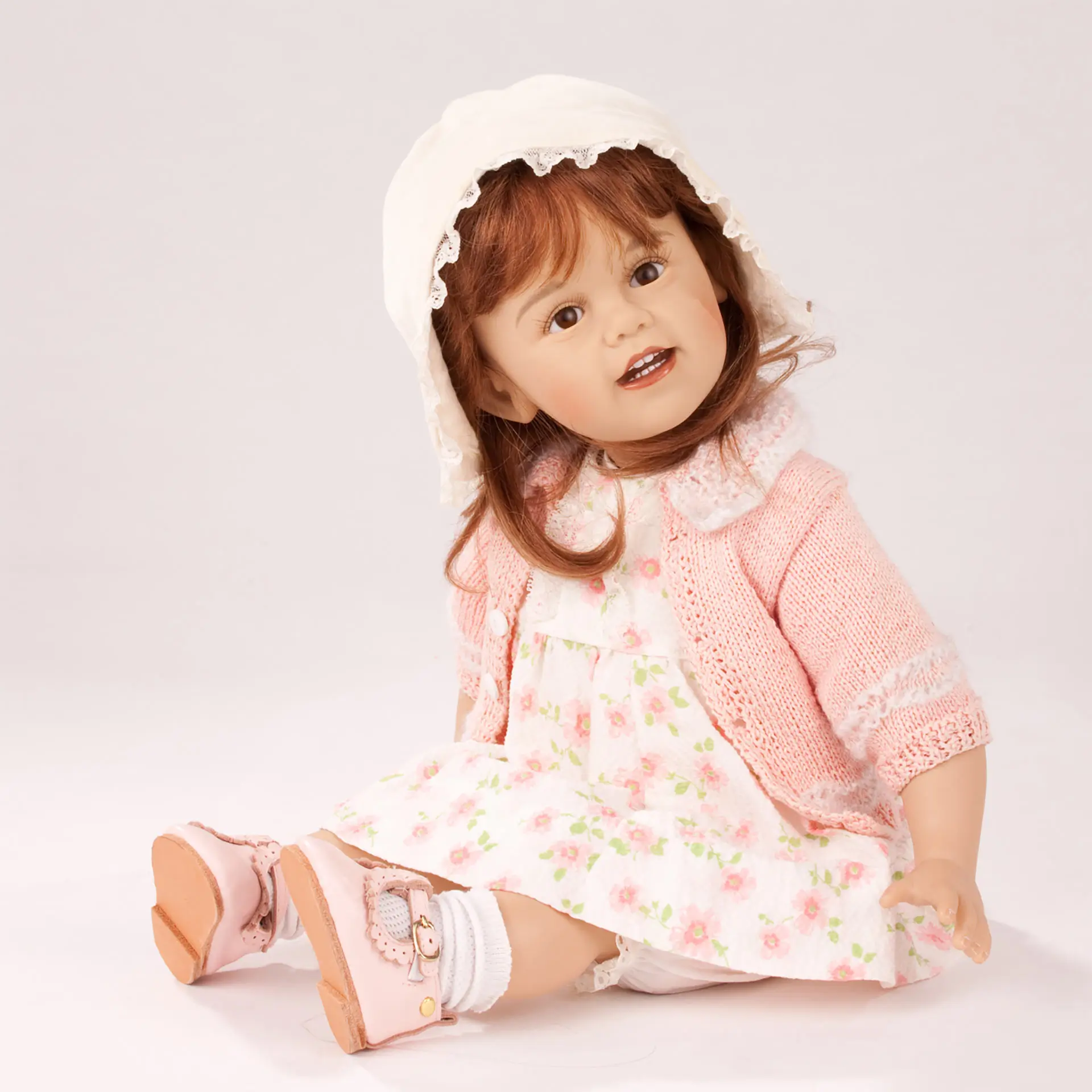 2021648-hedda-by-sissel-skille-kuenstlerpuppe-goetz hedda-by-sissel-skille-kuenstlerpuppe-goetz-echthaar-glasaugen-braune-augen-limitiert-lederschuhe-kleid-hut-strickjacke