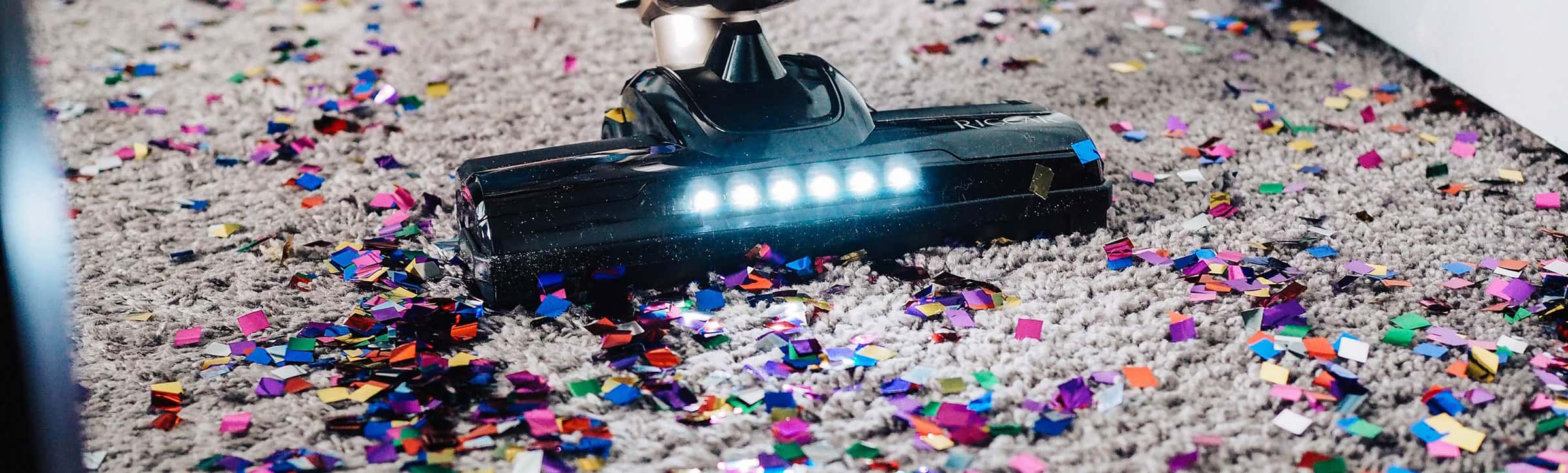 Familienaktion Fruehjahrsputz Goetz Staubsauger saugt buntes Konfetti auf