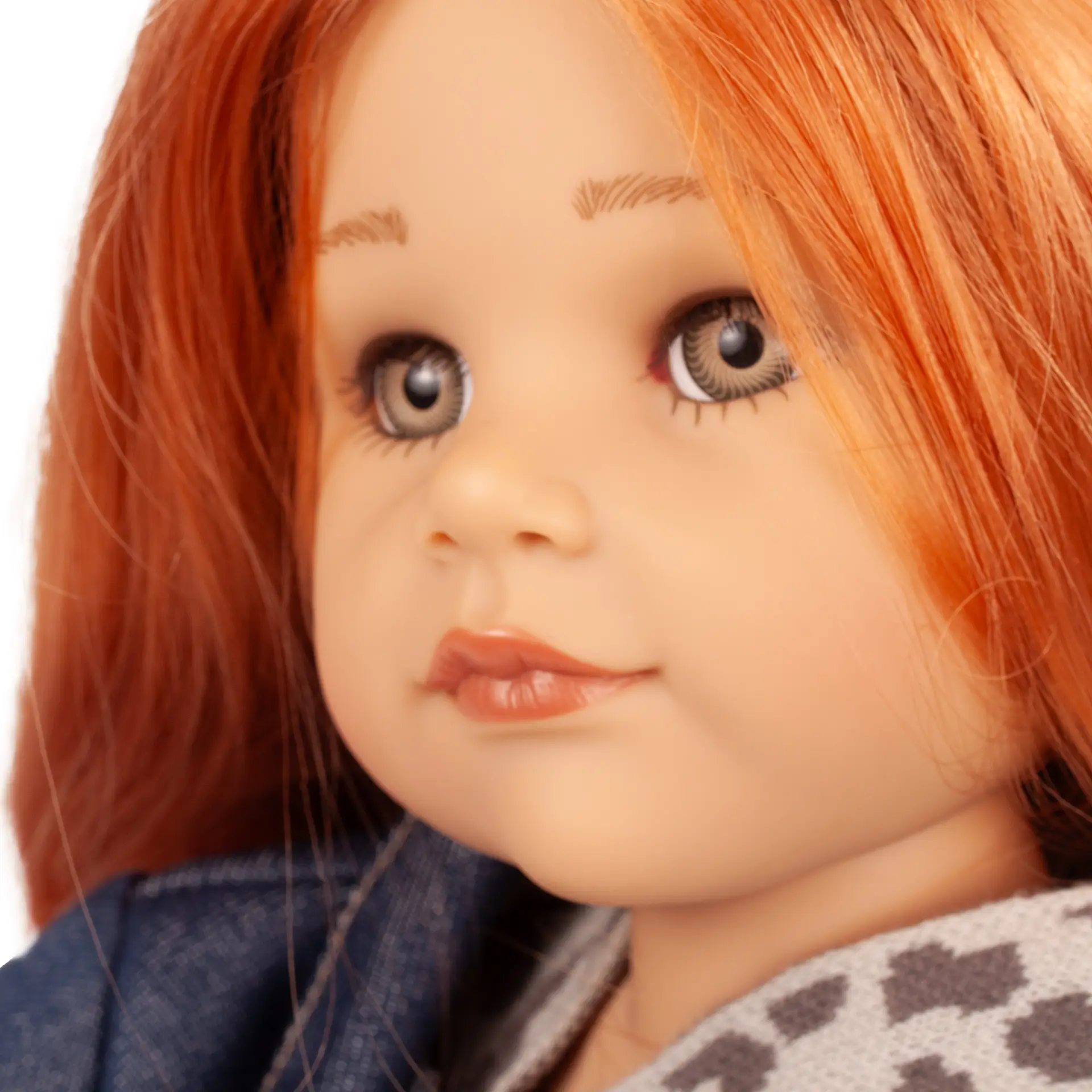 Portrait von Stehpuppe Gr. 50 cm mit rotem, langen Haar und gruenen Augen von Goetz