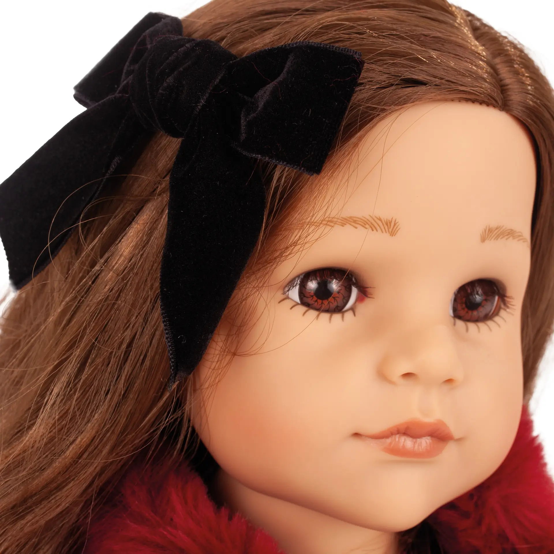 Portrait von Hannah and her dog, eine Stehpuppe Gr. 45-50 cm. Eine Multigelenkstehpuppe. Sie hat in ihrem langen braunem Haar eine edel Haarspanage mit Samtschleife und hat braune Augen von Goetz