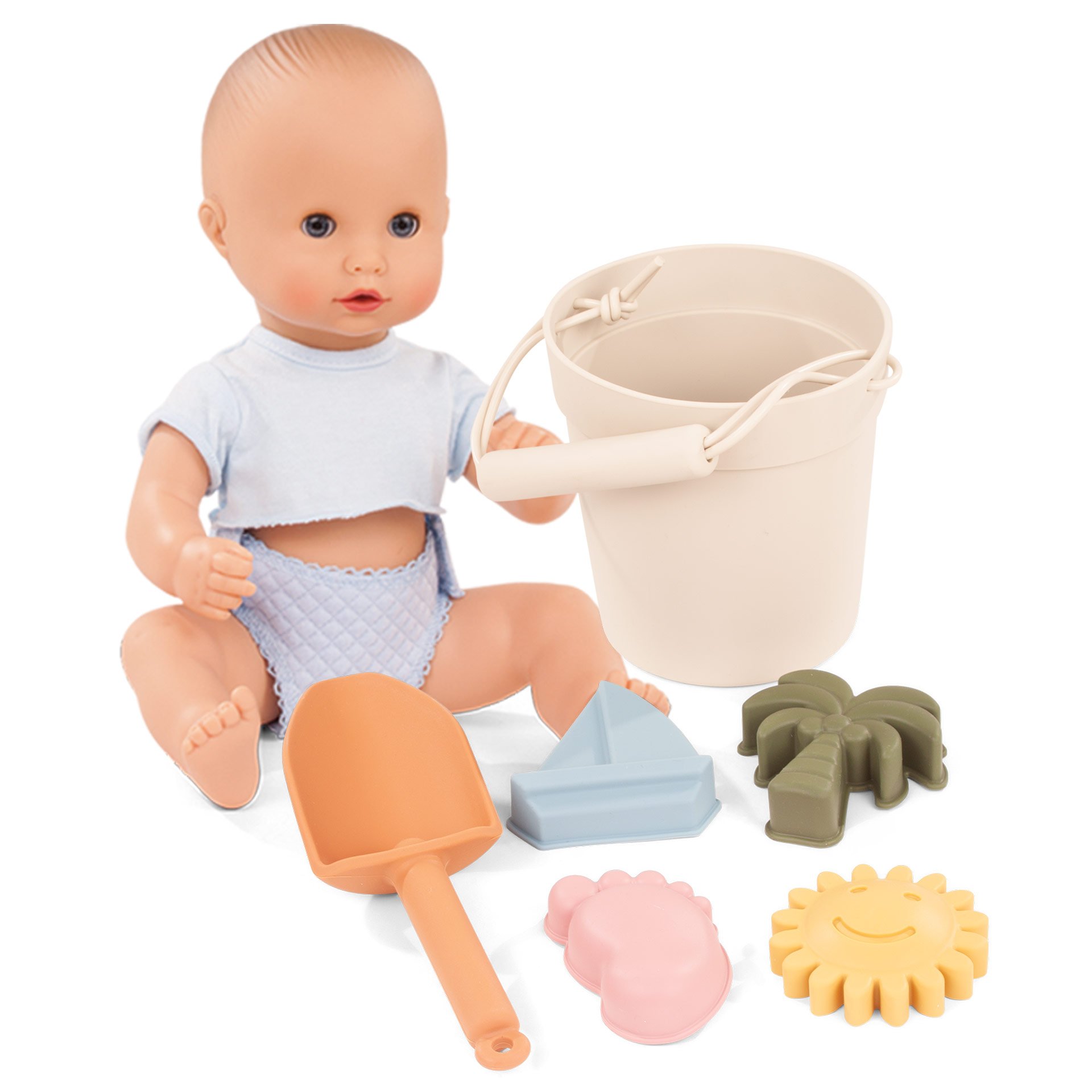 2454520 Geschenkbox Beach Boy Badepuppe Goetz Badepuppe mit Schlafaugen ohne Haare Gr. 30 cm mit Strandspielzeug, Schaufel, vier Foermchen und einem Eimer Set in edler Geschenkbox