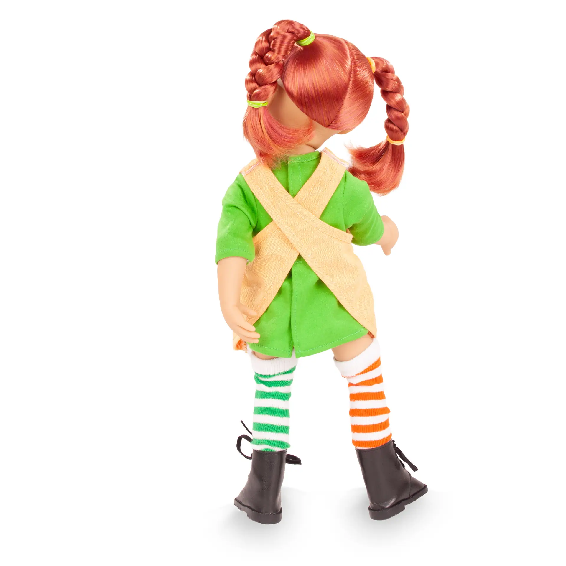 Stehpuppe Gr. 36 cm mit roten Haaren, die zu zwei Zoepfen geflochten sind. Sie traegt ein kurzes Kleid in grün mit einer Schuerze darueber, unterschiedlich farbige Struempfe und schwarze Boots von Goetz