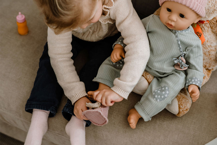 kind-zieht-cookie-avocado-einen-schuhe-an