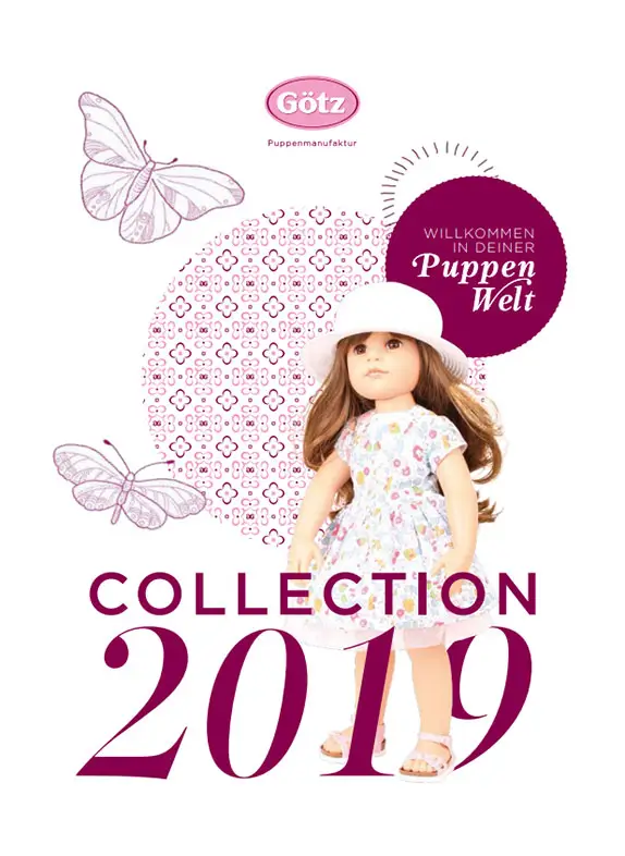 Cover des Goetz Collection 2019 Katalogs mit einer 50 cm grossen braunhaarigen Stehpuppe und Schmetterlingszeichnung im Hintergrund