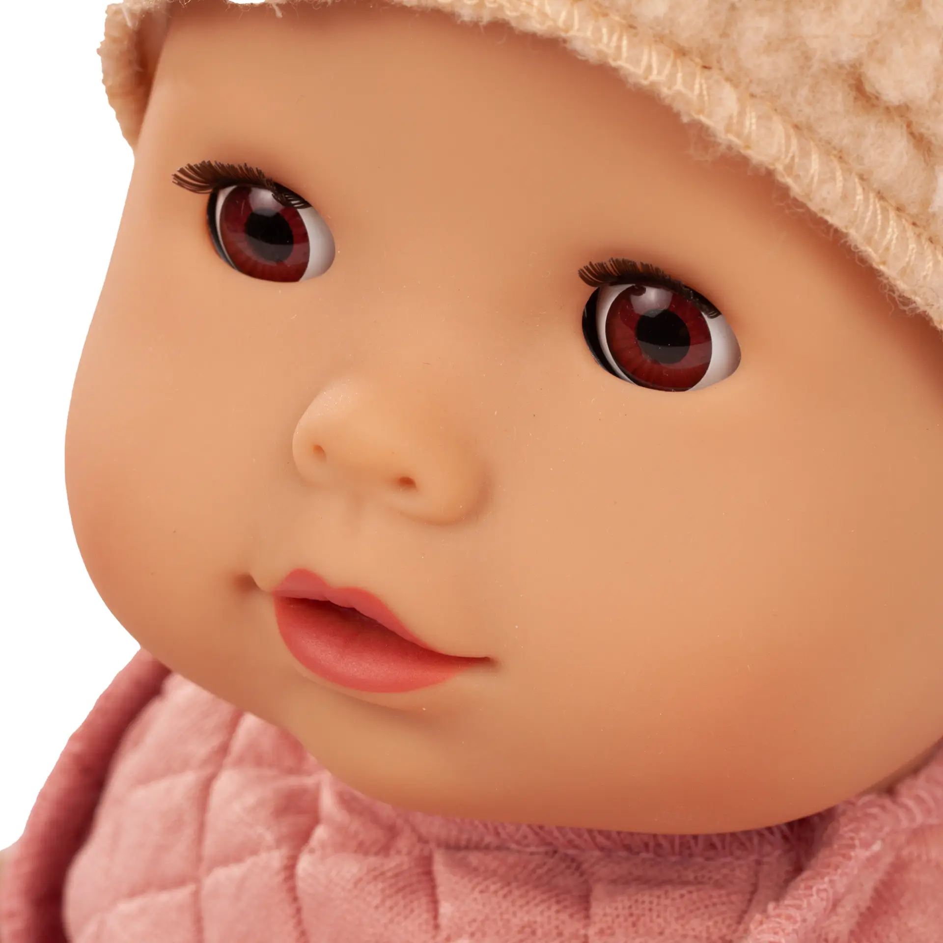 Babypuppe mit braunen Schlafaugen Gr. 42-46 cm. Im abgesteppten Anzug, mit Teddy-Applikation, einer Plueschmuetze und Soeckchen, dazu ein Schnuller mit Schnullerkette von Goetz