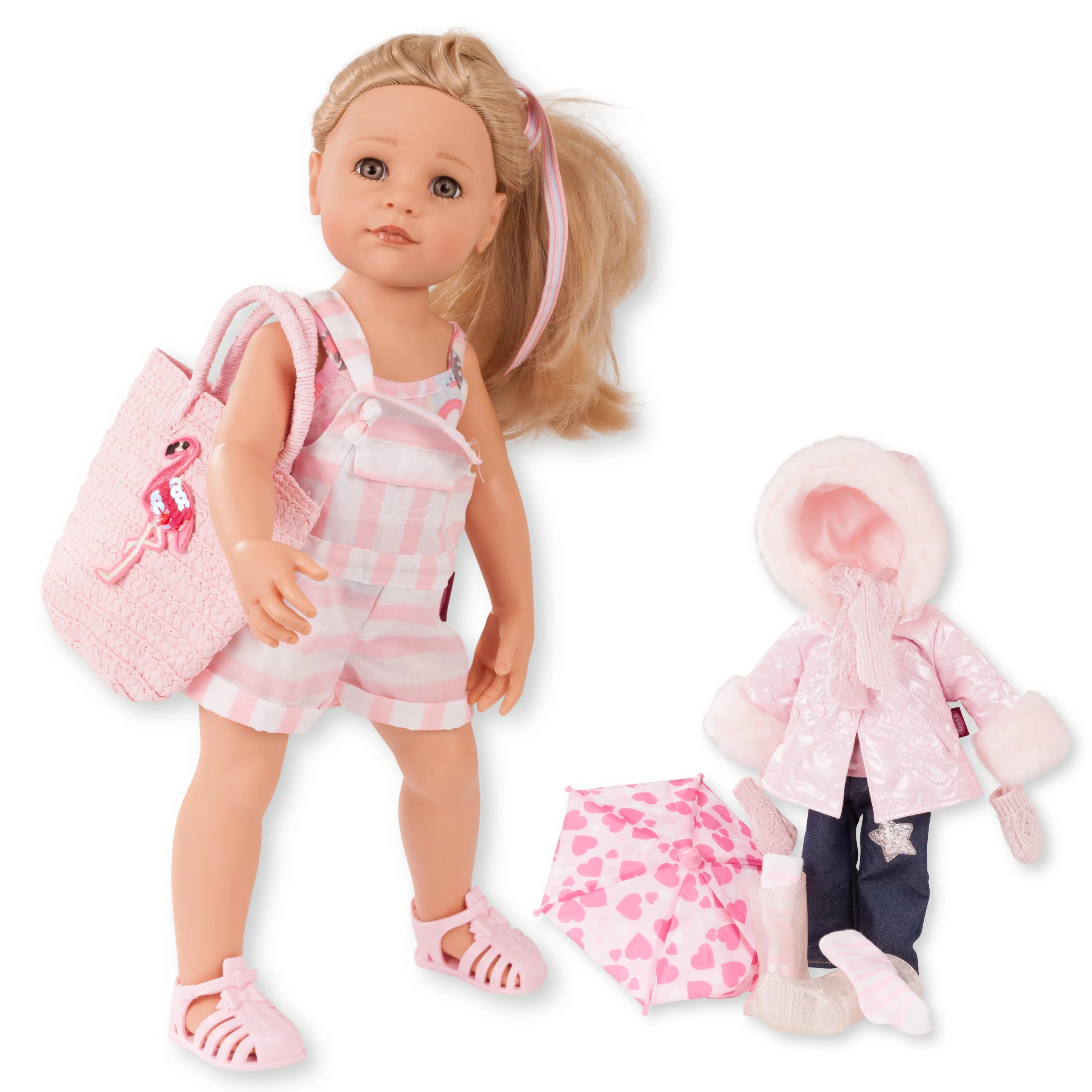 Stehpuppe Gr. 45-50 cm blond mit blauen Augen mit grossem Zubehoer. kurzer Latzhose, Basttasche, Sandalen, Regenschirm, Gummistiefel mit Struempfen, Jeans, Winterjacke mit Strickschal und -handschuhen von Goetz
