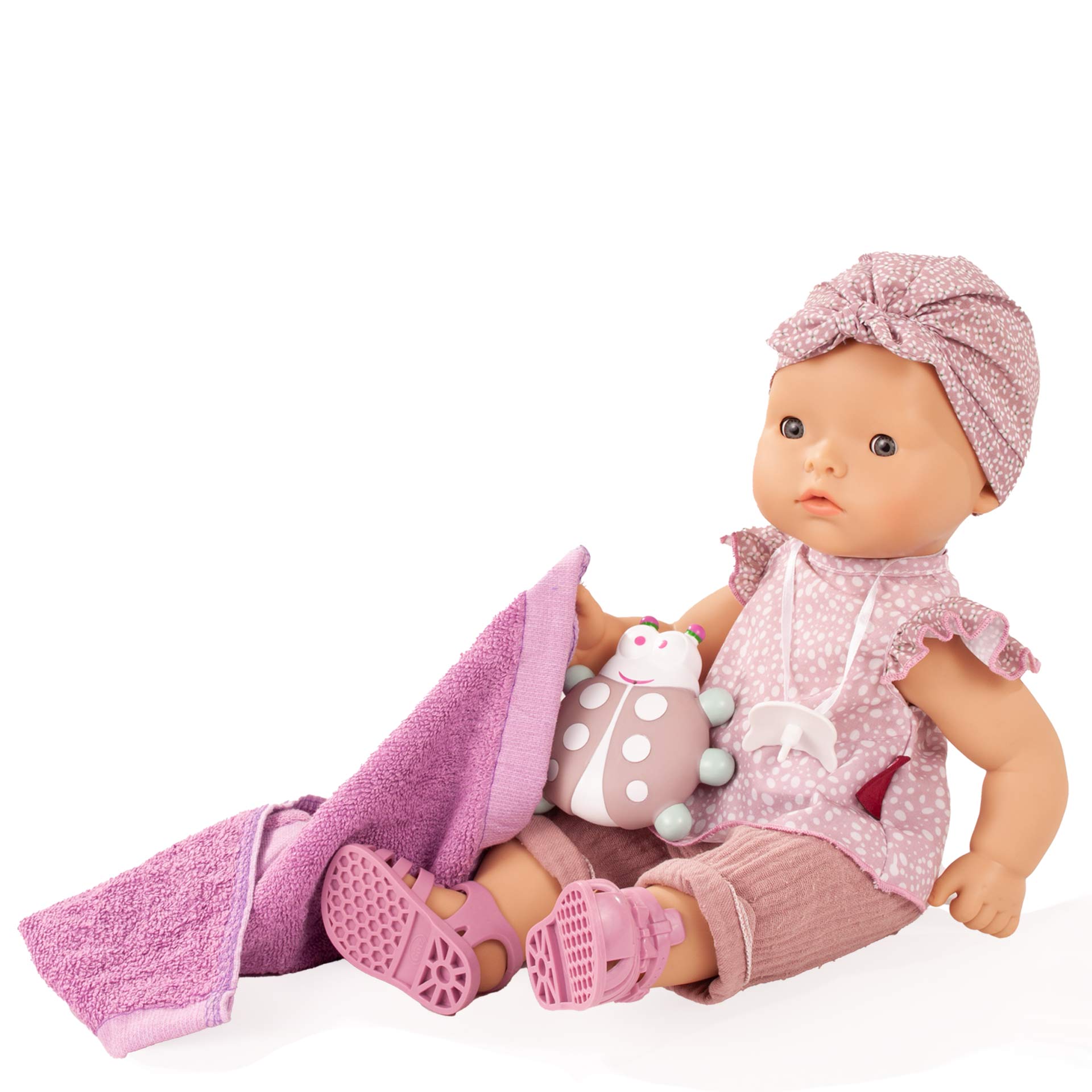 2218046-maxy-aquini-soft-mood-badepuppe-goetz maxy-aquini-soft-mood-badepuppe-badetuch-kopftuch-sandalen-sommeranzug-bluse-wasserspritztier-schlafaugen-hartkoerper-goetz