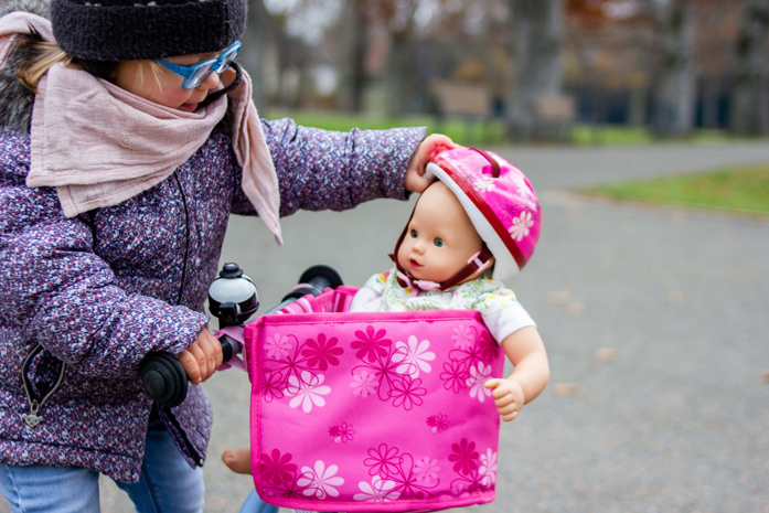 angstfrei-fahrrad-fahren-lernen-goetz-puppen-kinder-puppenmama-puppenkind-bild Puppenmama und Götz Puppe mit Helm im pinkem Fahrradsitz