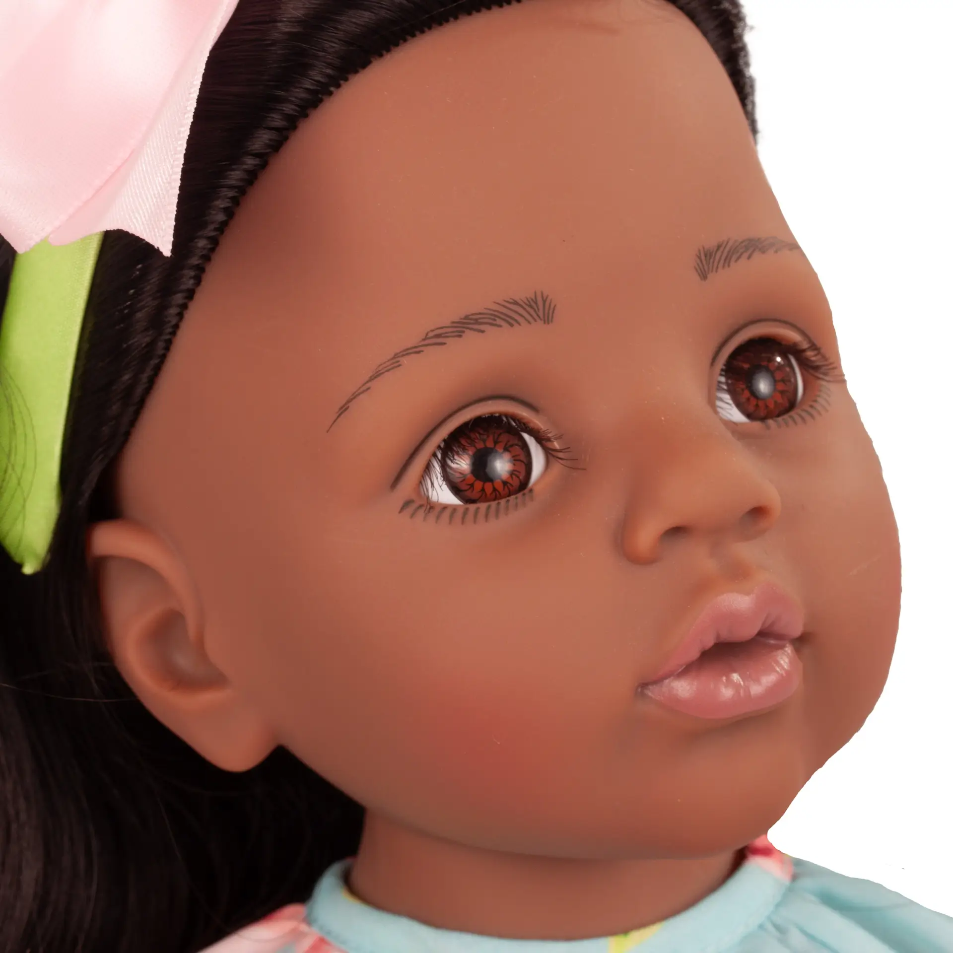 Portrait von braunfarbiger Stehpuppe mit braunen Augen und schwarzem Haar von Goetz