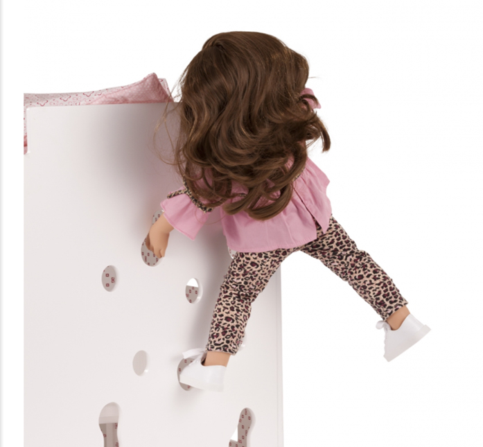 Stehpuppe Hannah in rosa Bluse und Leoprint-Hose klettert an Kletterwand