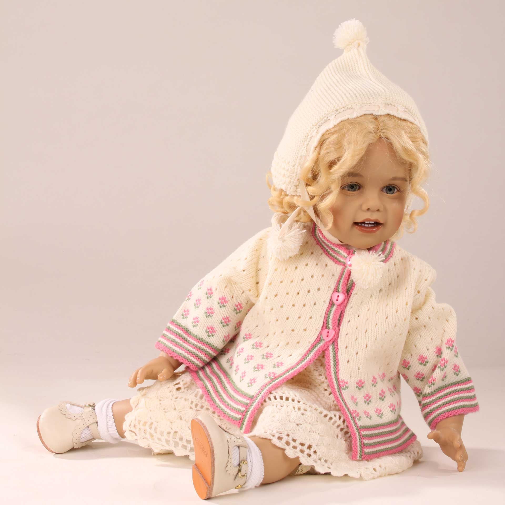 1821647-fenja-sissel-skille-kuenstlerpuppe-seitl-goetz fenja-sissel-skille-kuenstlerpuppe-strickkleid-echtglasaugen-spangenschuhe-strickjacke-strickmuetze-locken-blond-mohair-goetz