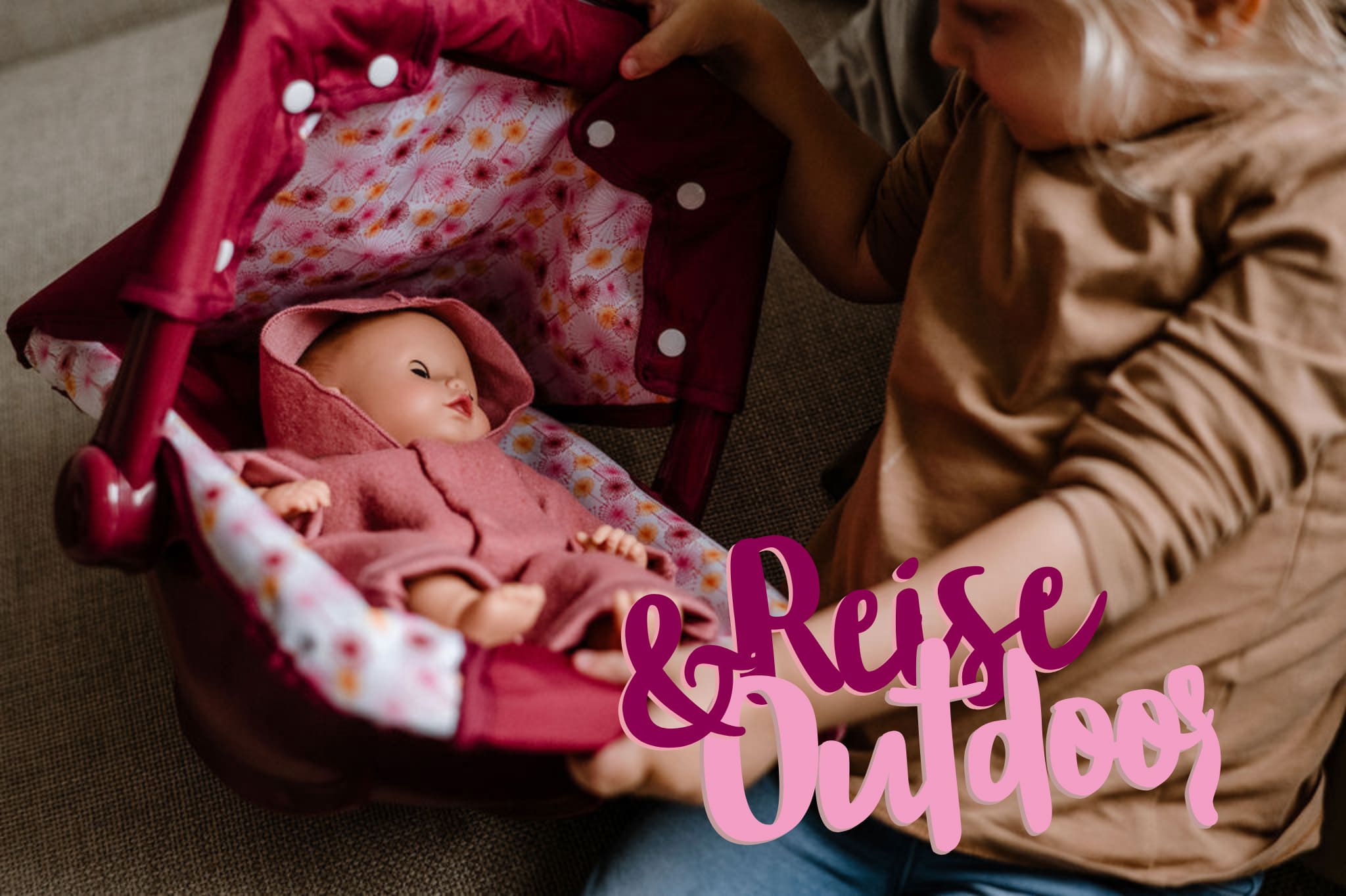 Kind spielt mit 33 cm grosser Babypuppe in einer Puppen-Babytrage