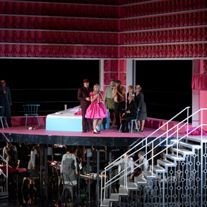Theaterstück Iolanta in der Oper Frankfurt  mit Götz Puppen im Hintergrund