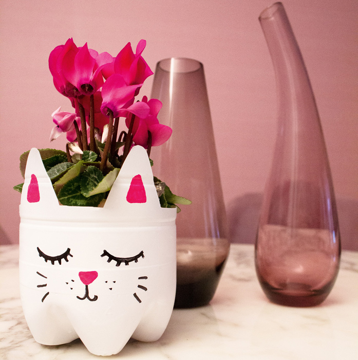 Weißer Katzenblumentopf aus alter Plastikflasche