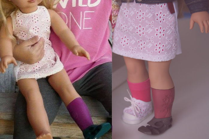 Nina die Goetz Puppe mit Prothese Kind haelt eine 48 cm grosse Stehpuppe mit blonden Haaren blauen Augen und Beinprothese