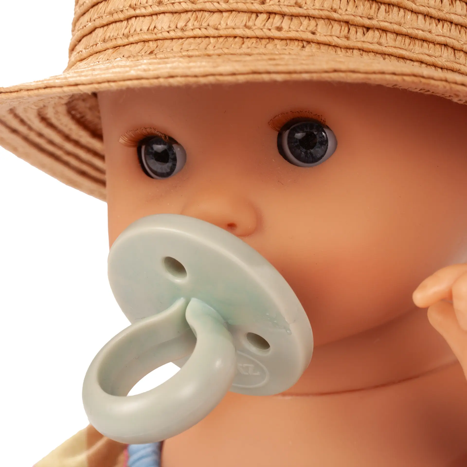 Portraitaufnahme der Sleepy Aquini Badepuppe mit blauen Schlafaugen, einem Strohhut und Schnuller von Goetz