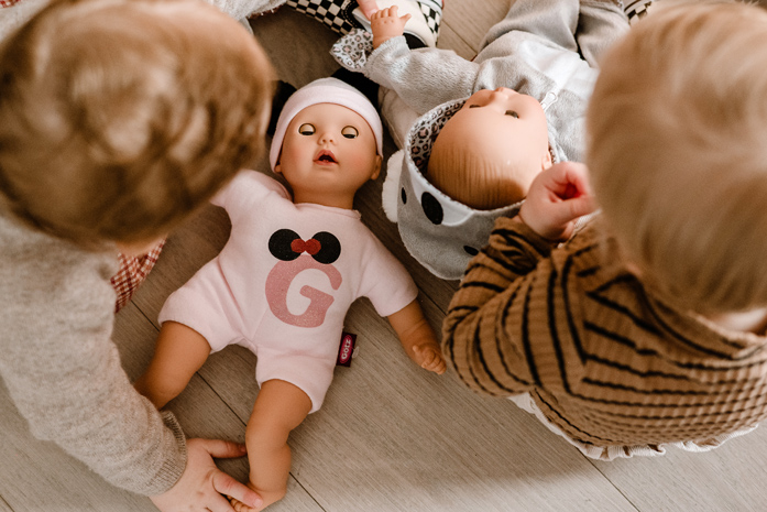 Kinder spielen mit 33 cm grossen Babypuppen mit Schlafaugen