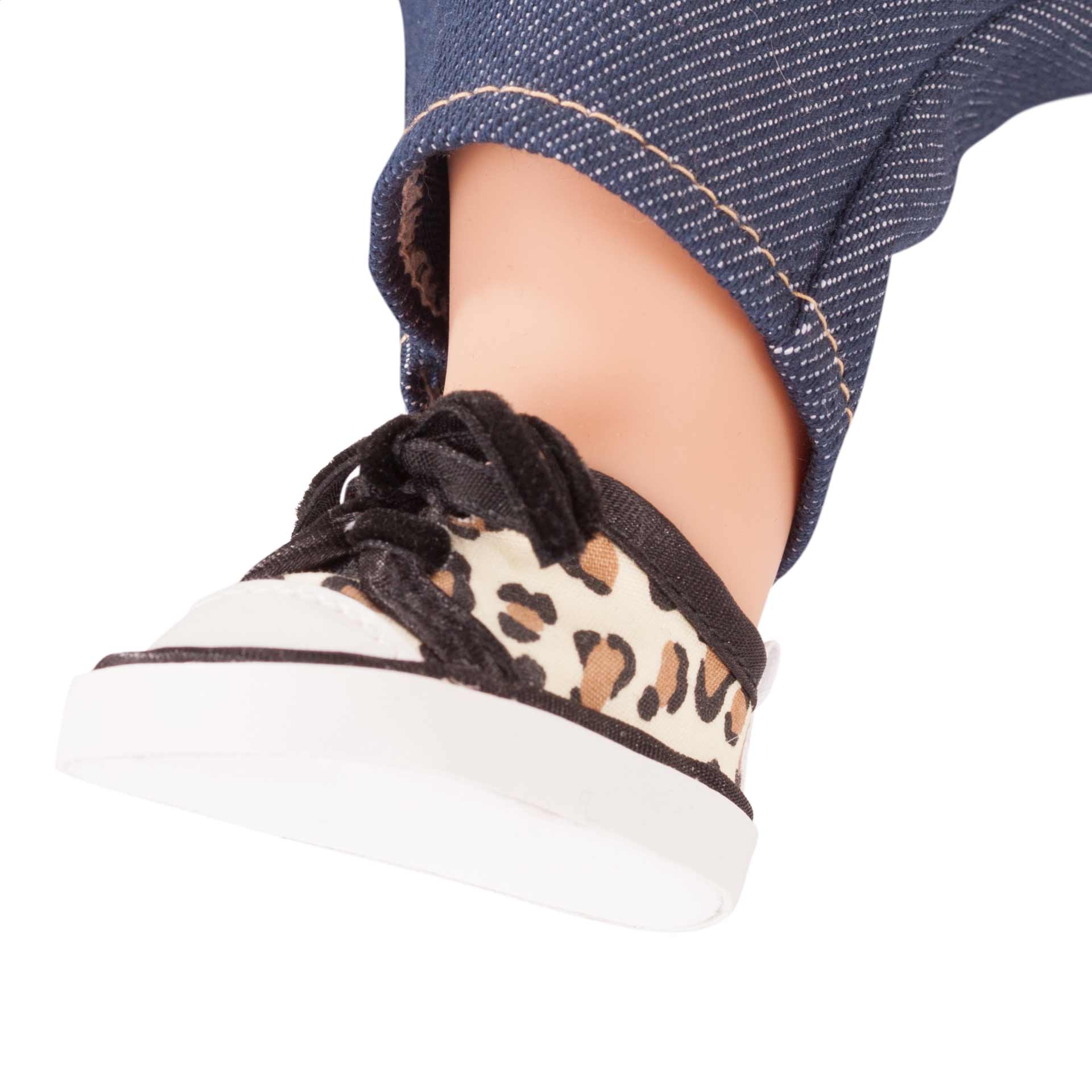 muffin-wild-cat-babypuppe-schlafaugen-rotes-haar-braune-augen-latzhose-denim-leo-look-goetz