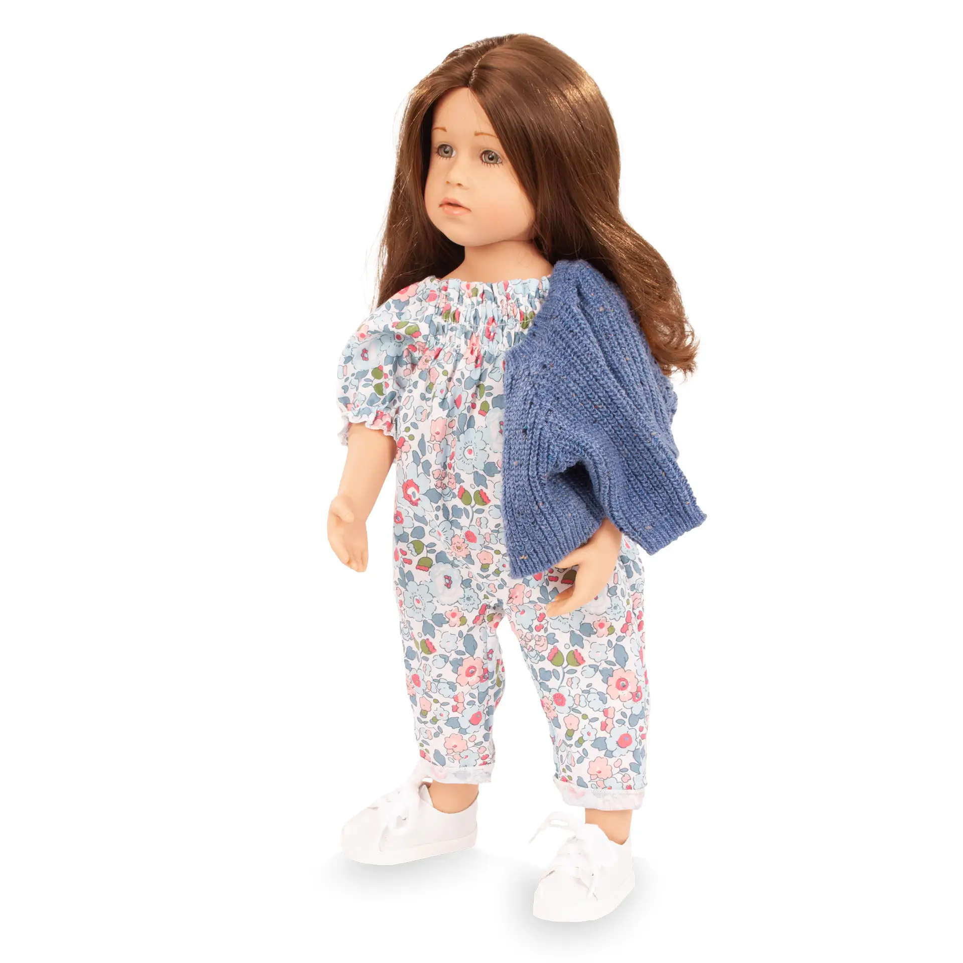 Bekleidungsset für eine Stehpuppe Gr. 45-50 cm. Besteht aus einem geblumten Overall mit kurzen Ärmeln, einer Strickjacke in blau und weißen Sneakers,angezogen. Von Goetz