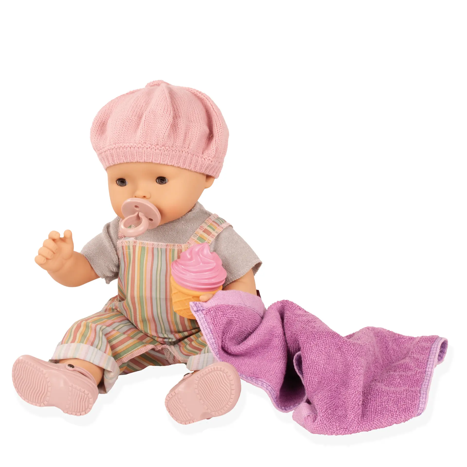 maxy-aquini-beach-vibes-badebaby-goetz-portrait-schlafaugen-muetze-blaue-augen-latzhose-shirt-badetuch-wasserspielzeug-sandalen-babypuppe