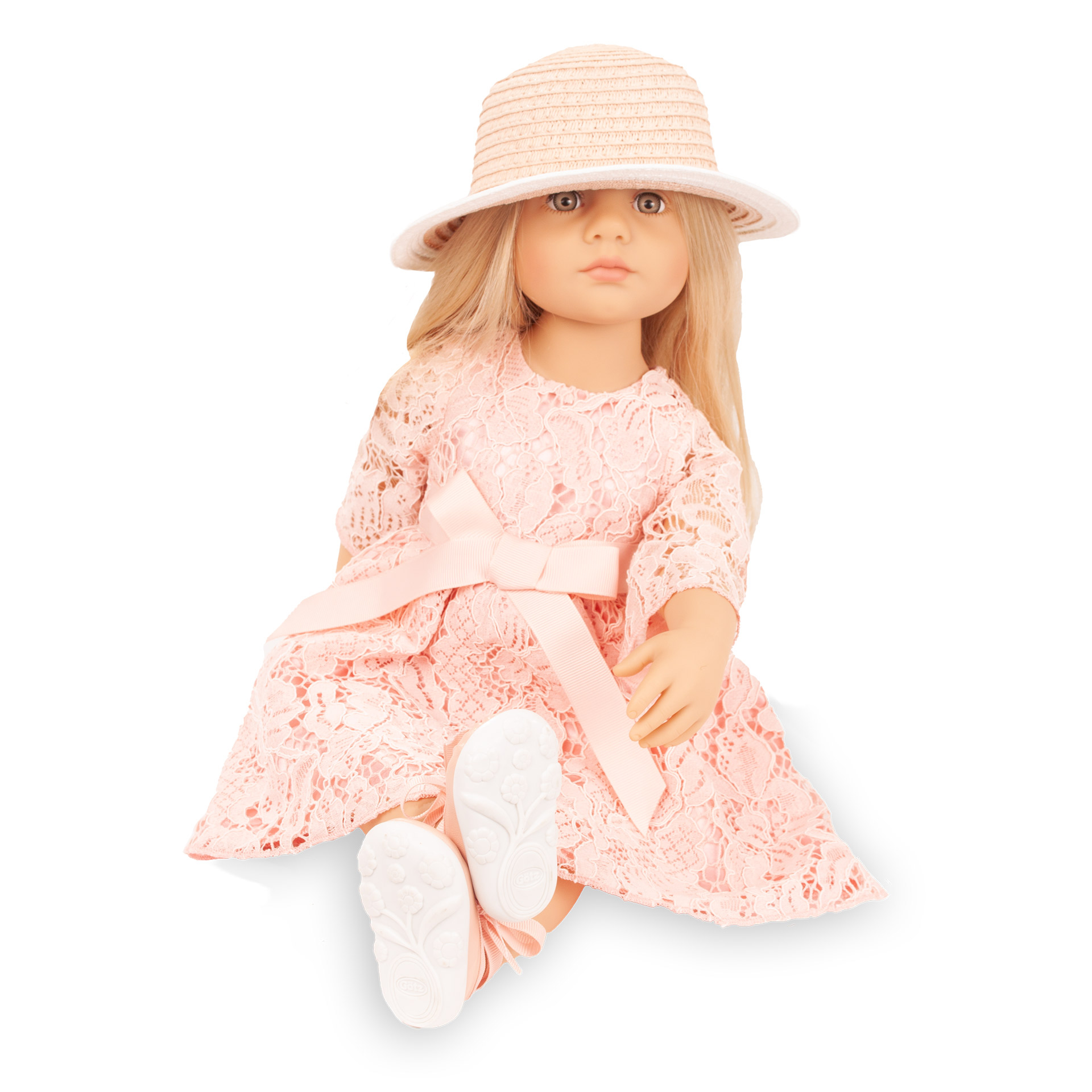 Sitzende Stehpuppe Gr. 50 cm mit blondem langen Haar und grauen Augen. Sie traegt ein Spitzenkleid mit Schleife und Ballerinas zum Binden, dazu einen Hut. Von Goetz