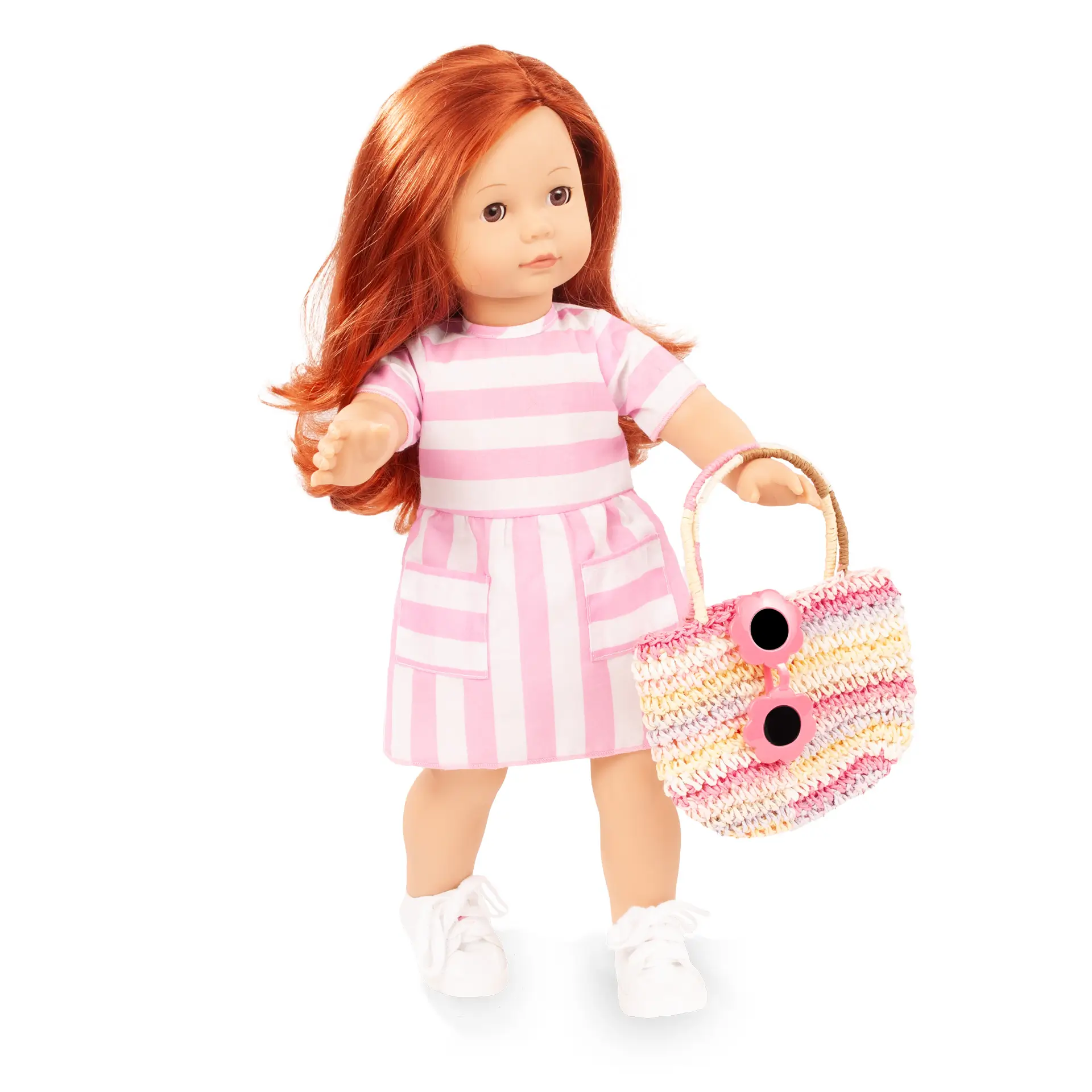 Stehpuppe 45 cm mit rotem langen Haar und braunen Schlafaugen. Sie traegt ein gestreiftes Sommerkleid mit weißen Schuhen, einer Basttasche und einer rosa Sonnenbrille von Goetz
