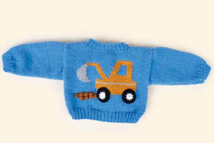 Blauer Strickpullover mit Baggermotiv fuer Puppen in Groesse 39-45 cm