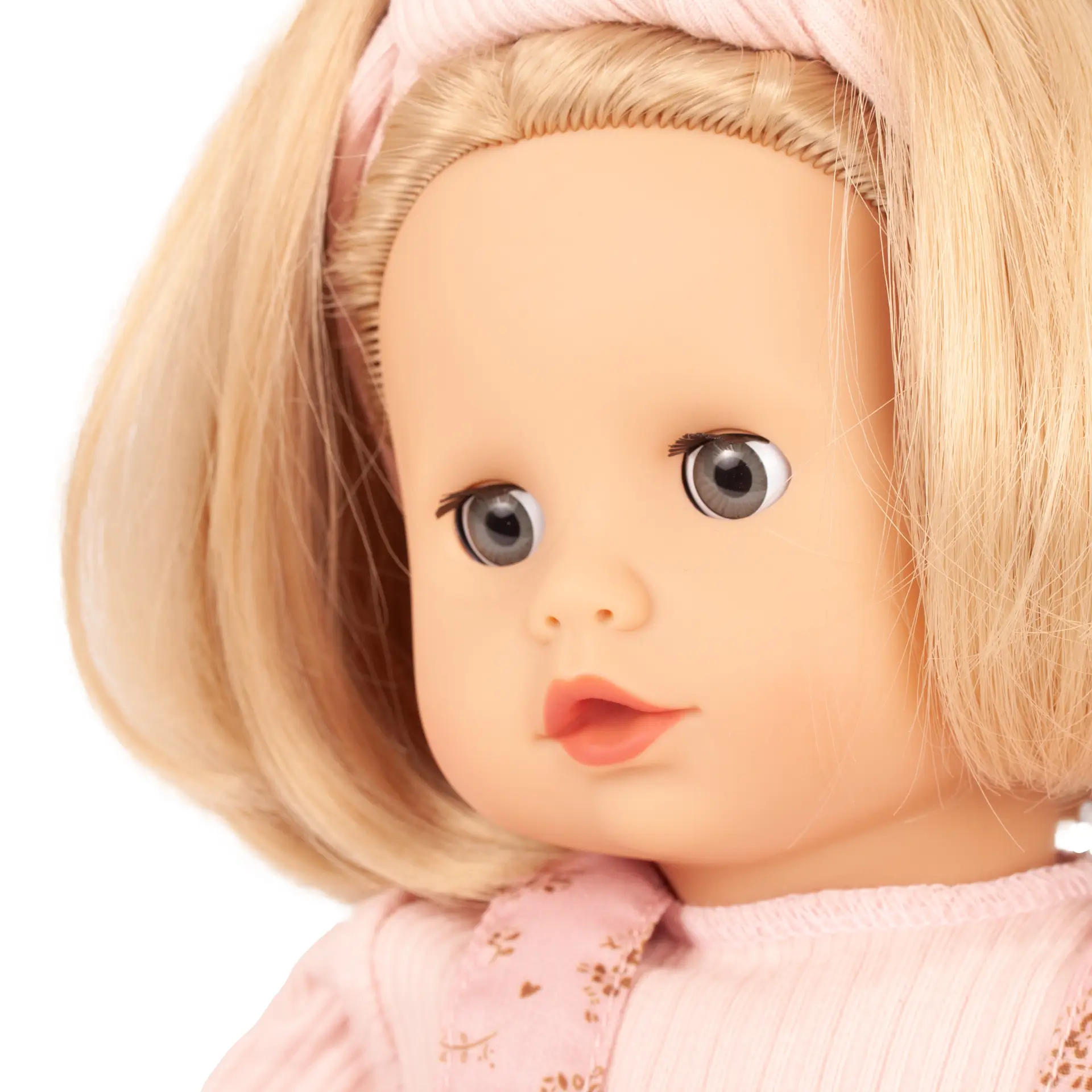Babypuppe Gr. 30-33 cm mit blauen Schlafaugen und blondem Haar, einem Haarband und einem rosa Shirt, Portrait, von Goetz