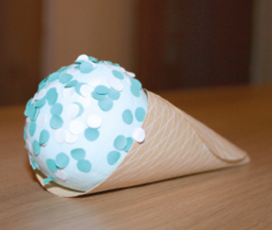 Gebasteltes Waffeleis aus Papier, verziert mit Konfetti als Zuckerstreusel