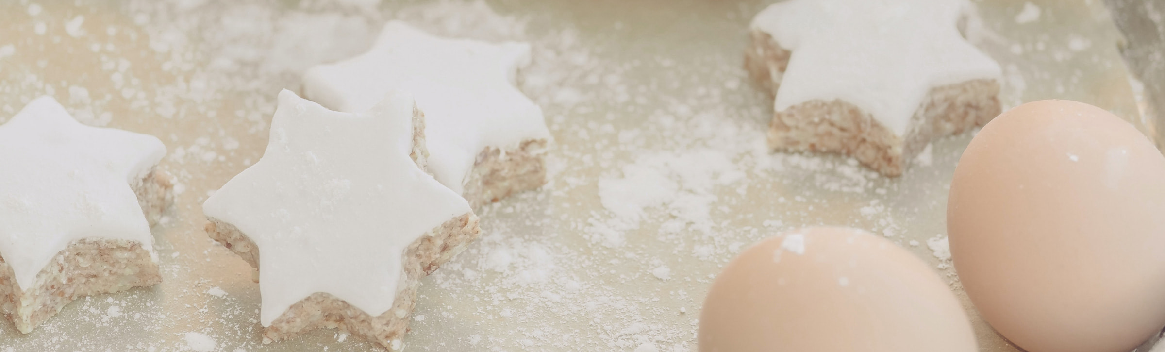 Zimtsterne frisch gebacken auf einem Blech, gebacken nach einem Götz Rezept