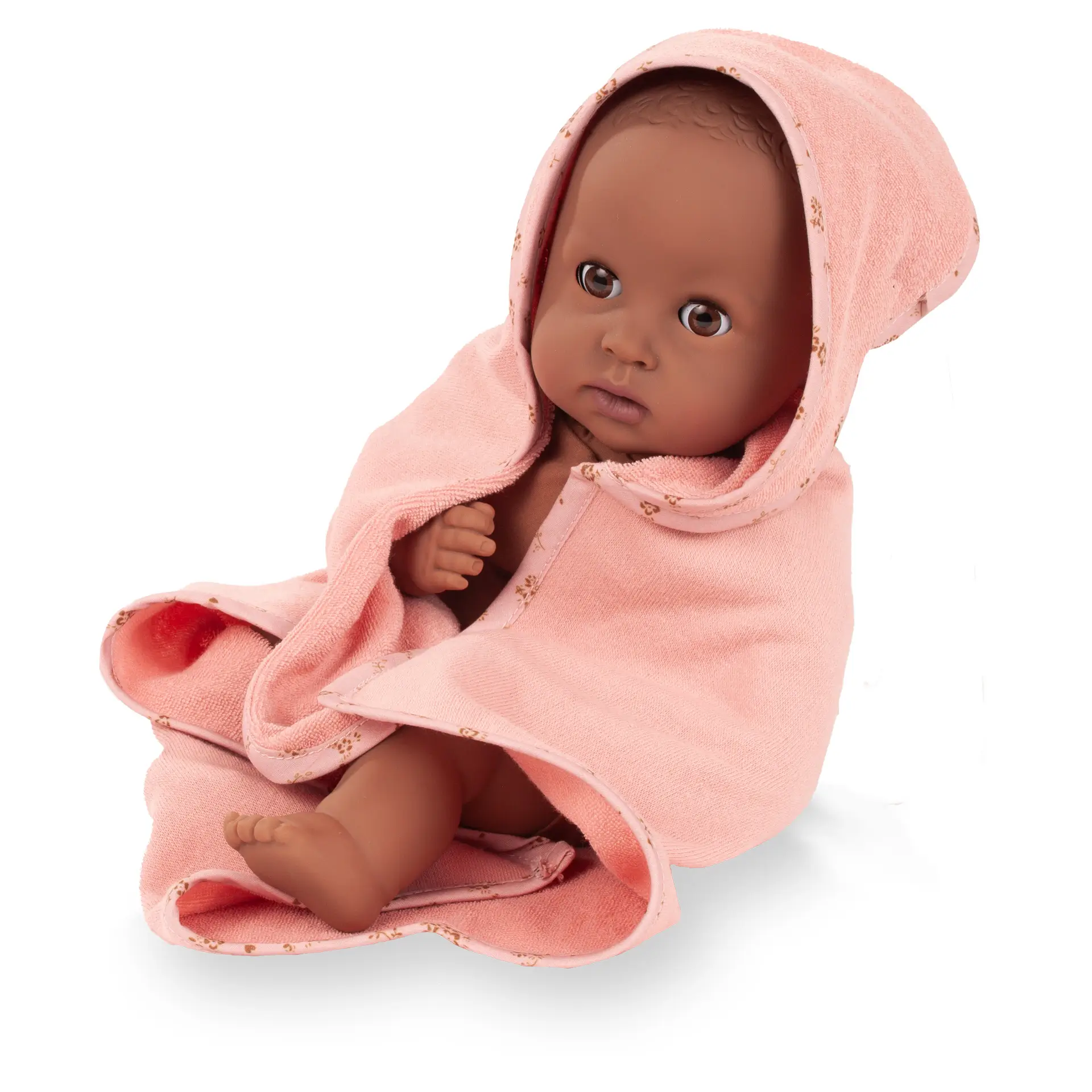 Badepuppe Gr. 33 cm in braunem Vinyl, ohne Haare mit braunen Schlafaugen. Sie ist in einem Kapuzentuch von Goetz