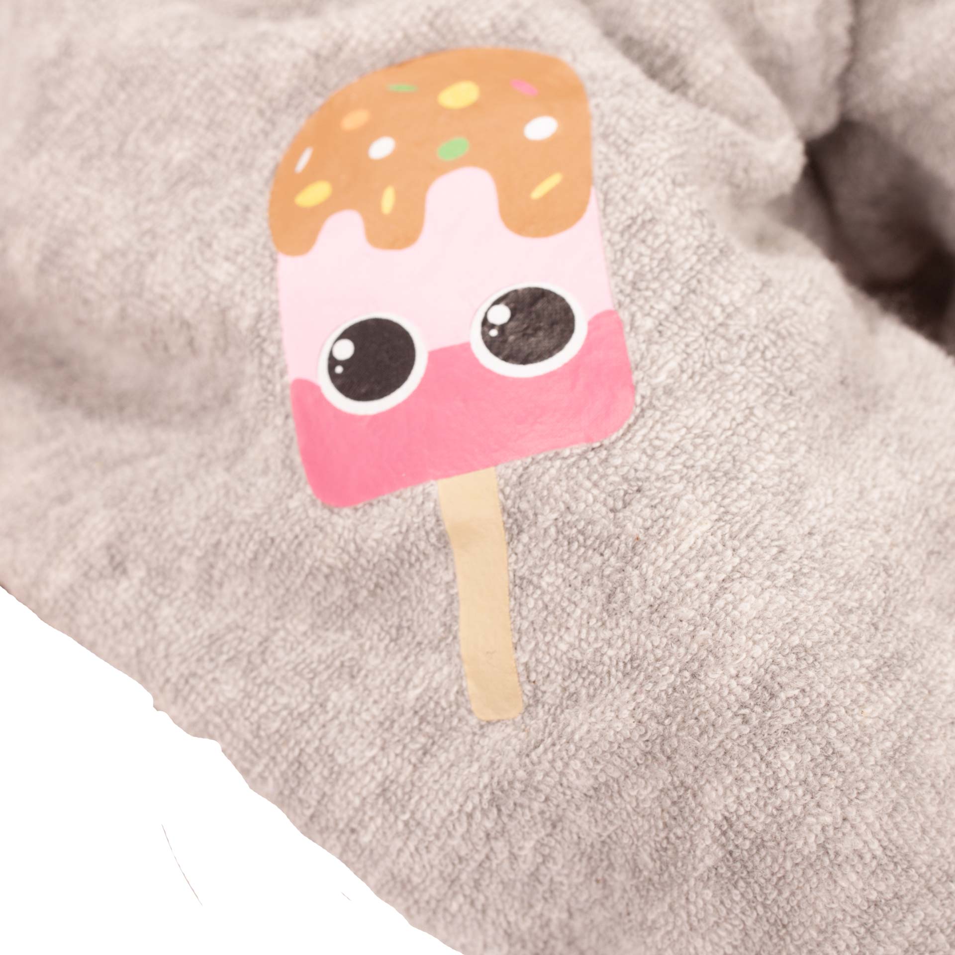 2327113-maxy-muffin-popsicle-babypuppe-goetz-detail maxy-muffin-popsicle-babypuppe-goetz-nahaufname-applikation-eis-goetz-detailaufnahme