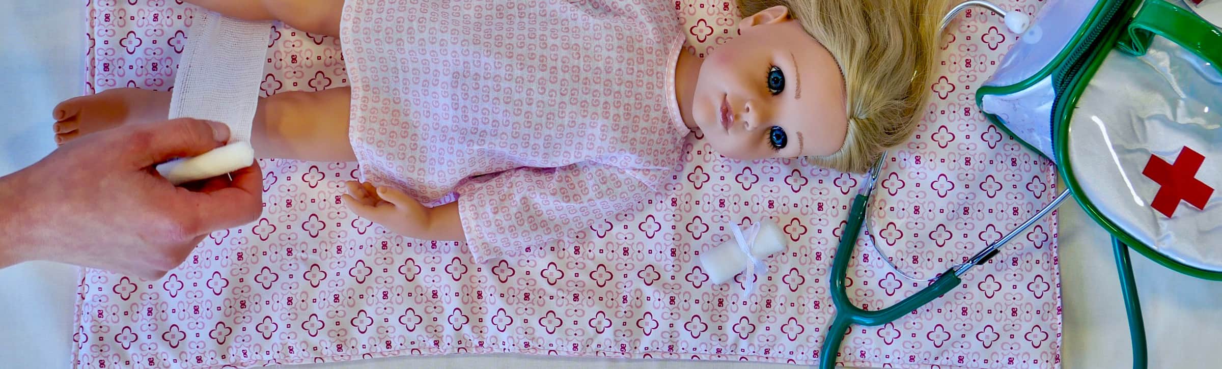 Goetz Puppe wird in der Puppenklinik reperiert und wieder bespielbar gemacht