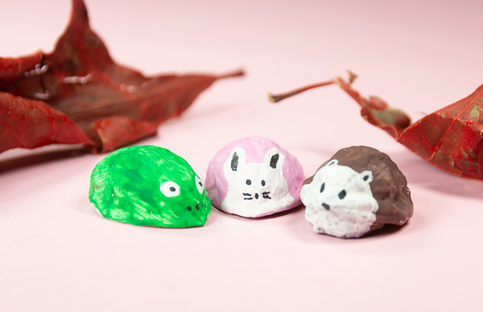 drei  angemalte Walnusstiere 