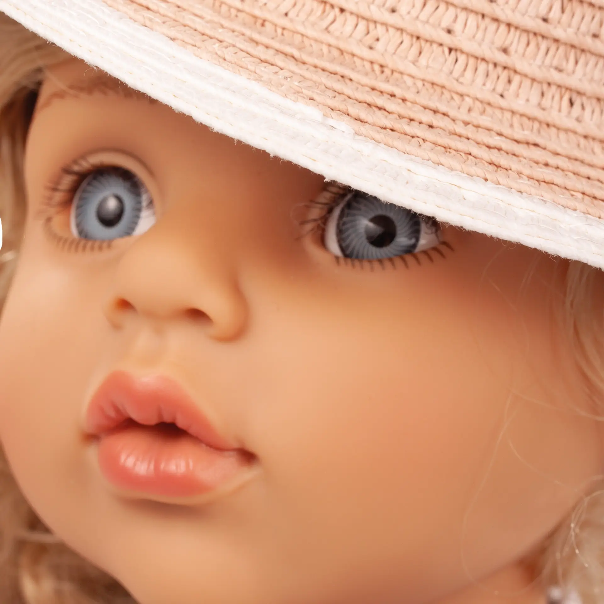 2566503 Happy Kidz Greta Multigelenkstehpuppe Goetz happy-kidz-greta-multigelenkstehpuppe-goetz-hut-blaue-augen-locken-blond-langhaarig