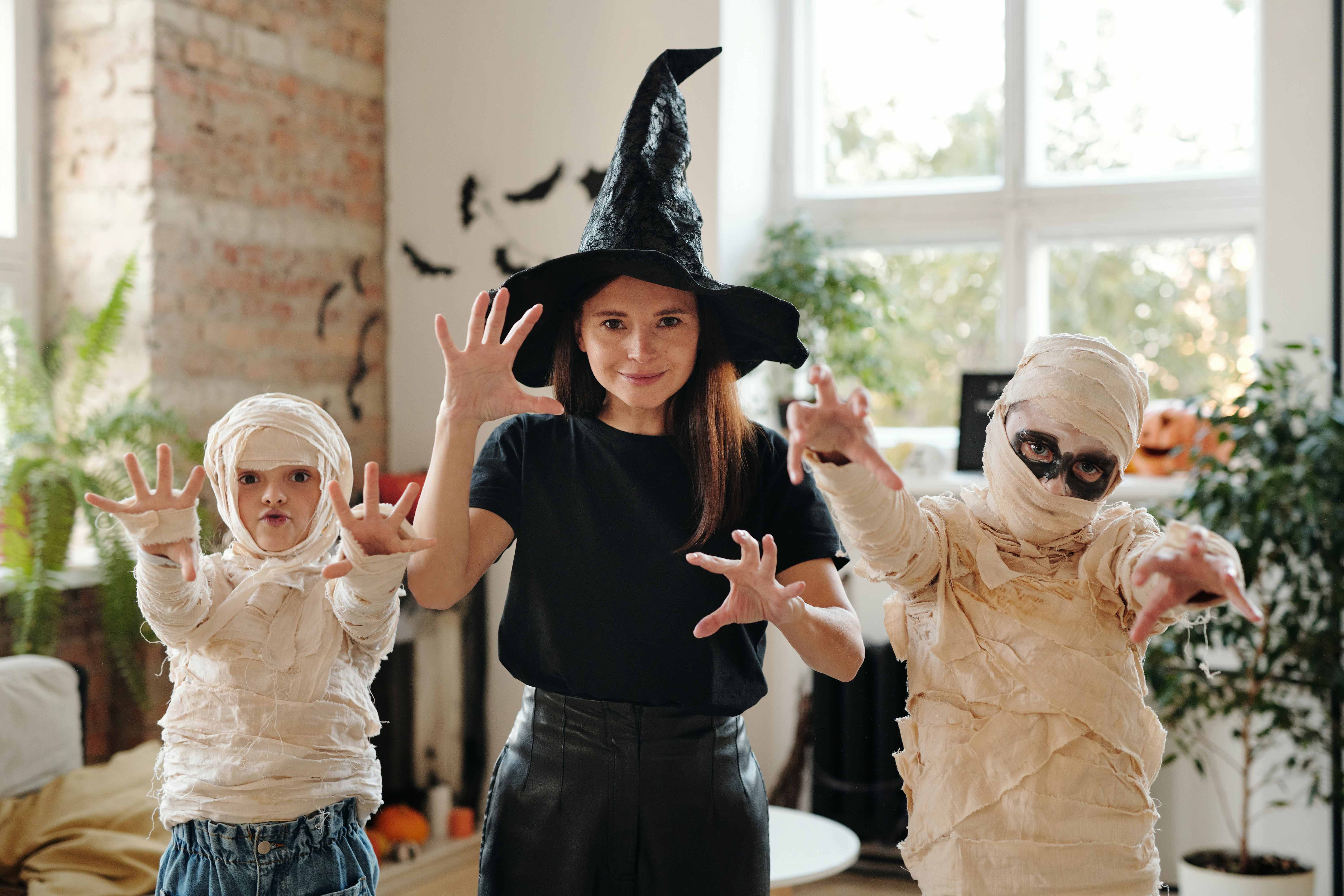 DIY Halloweenkostueme Goetz Drei Kinder verkleidet als Mumien und Hexe