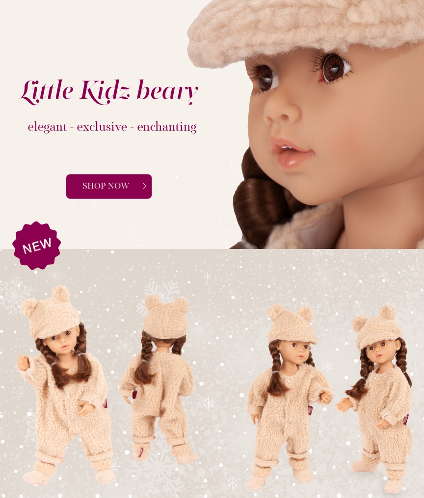 Little Kidz Multigelenkstehpuppe im Teddy-Onesie mit Teddymuetze und passenden Boots von Goetz