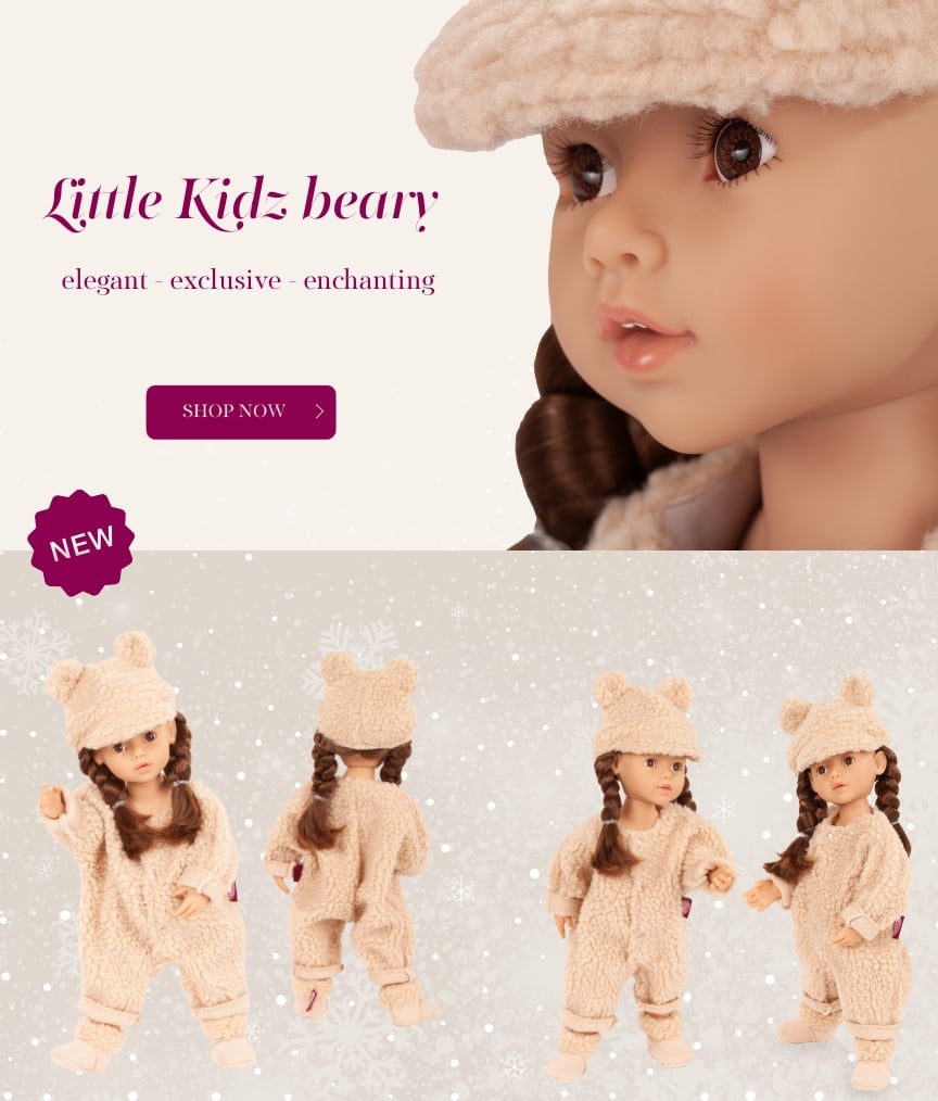 2511151 Little Kidz Baerig Stehpuppe Goetz Little Kidz Multigelenkstehpuppe im Teddy-Onesie mit Teddymuetze und passenden Boots von Goetz
