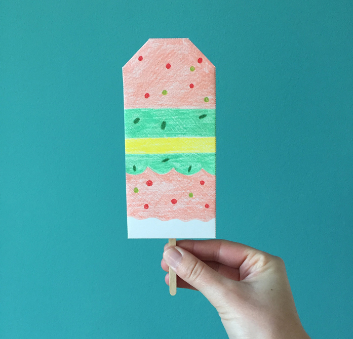 kreativ-ecke-goetz-puppen-stieleis-bild Buntes Stieleis aus Papier vor blauer Wand