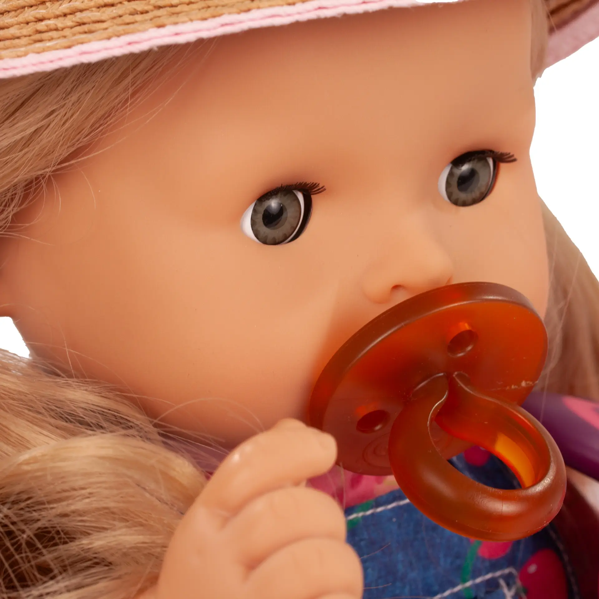 2018244 Maxy-Aquini Cherry Kiss Badepuppe von Goetz Portrait von Badepuppe Gr. 42-46 cm mit blondem Haar und blauen Schlafaugen mit Strohhut von Goetz