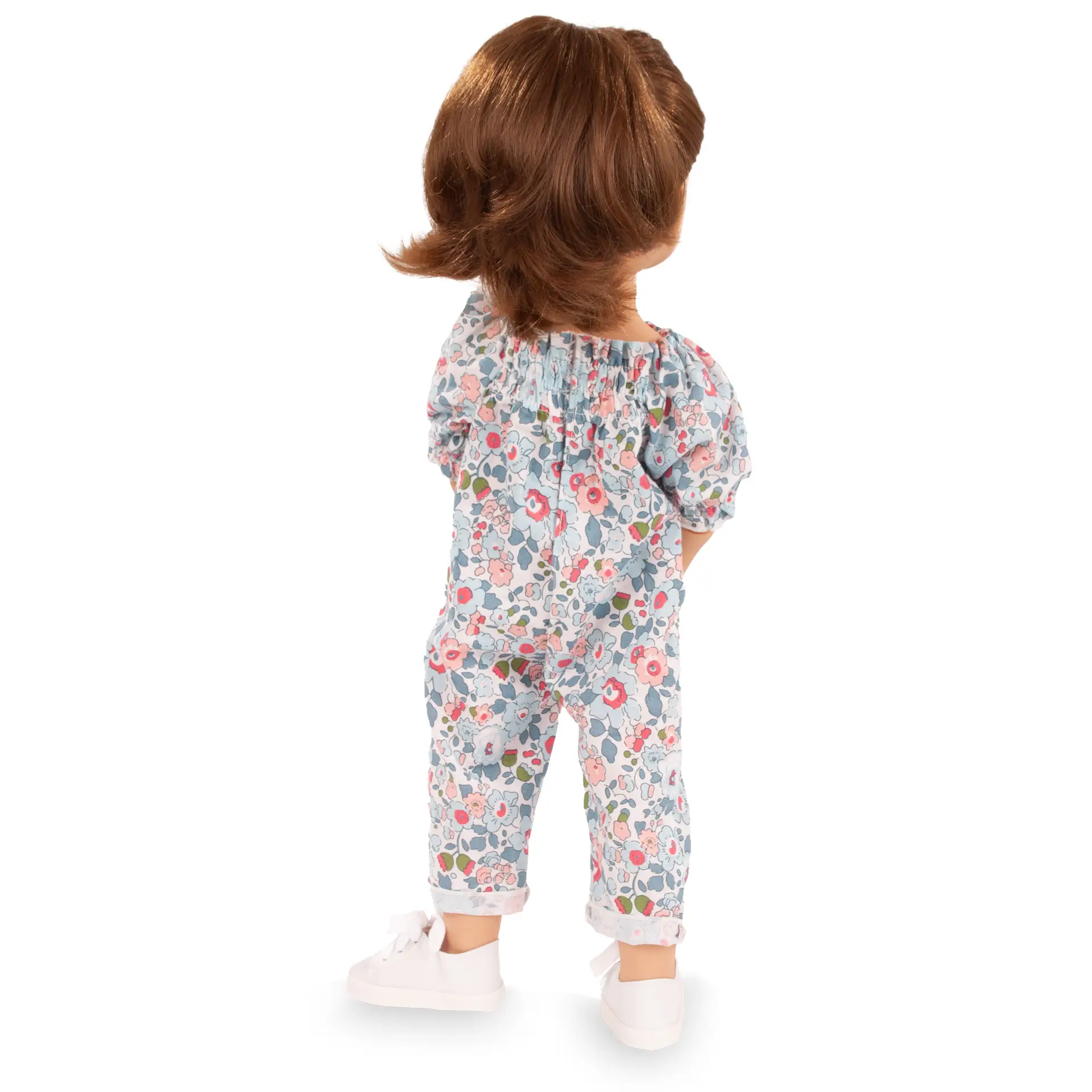 Bekleidungsset für eine Stehpuppe Gr. 45-50 cm. Besteht aus einem geblumten Overall mit kurzen Ärmeln und weißen Sneakers, Rueckansicht, angezogen. Von Goetz