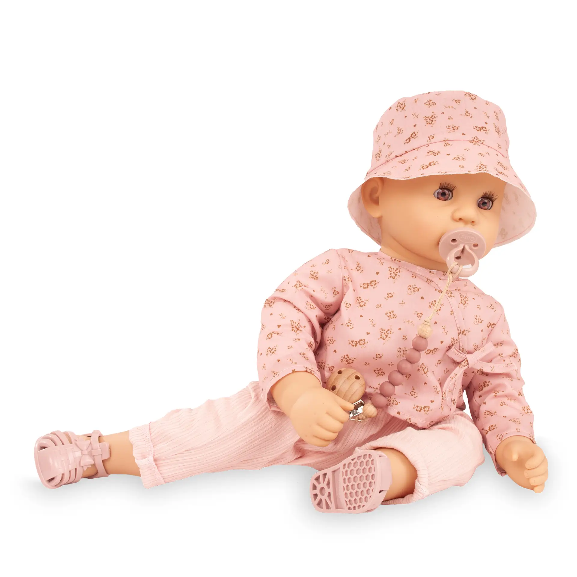 Babypuppe Gr. 48 cm mit braunen Schlafaugen in hellrosa Anzug mit Bluemchen, einem Langarmshirt, Hose, Cappy und Badesandalen, dazu ein Schnuller mit Schnullerkette von Goetz
