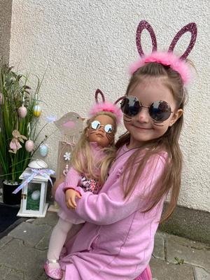 Stehpuppe Hannah  und Kind mit Hasenohren und Sonnenbrille im Partnerlook