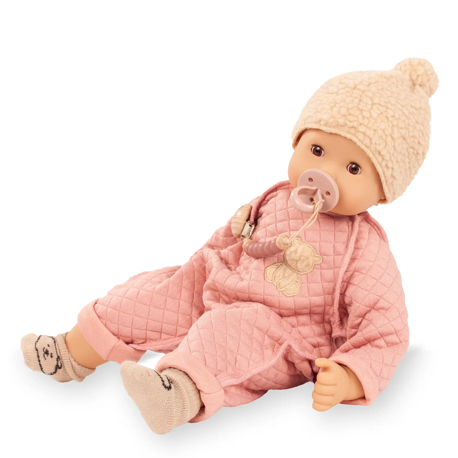 Babypuppe mit braunen Schlafaugen Gr. 42-46 cm. Im abgesteppten Anzug, mit Teddy-Applikation, einer Plueschmuetze und Soeckchen, dazu ein Schnuller mit Schnullerkette von Goetz