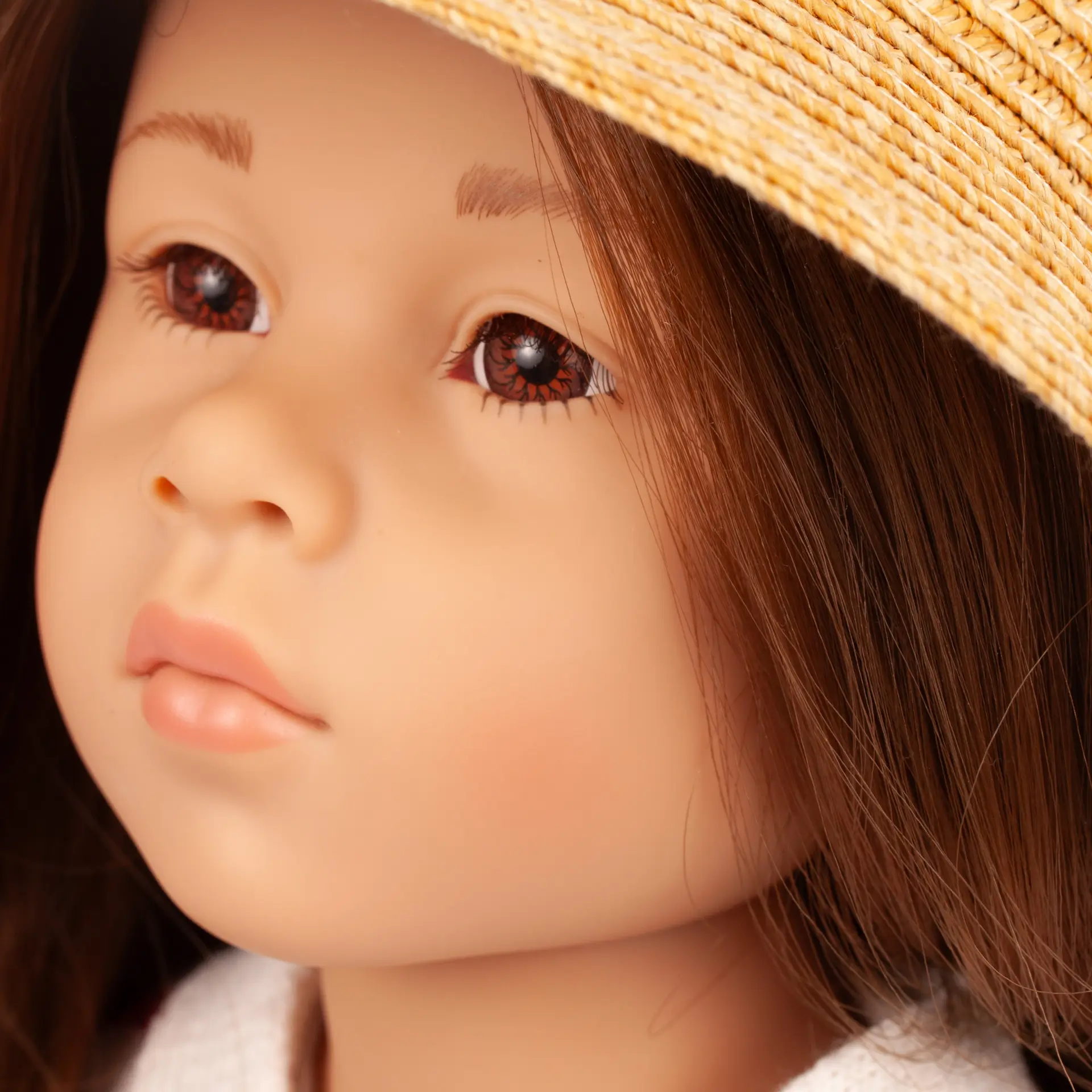 Portrait von Stehpuppe Emilia mit braunen Augen und braunem langen Haar von Goetz