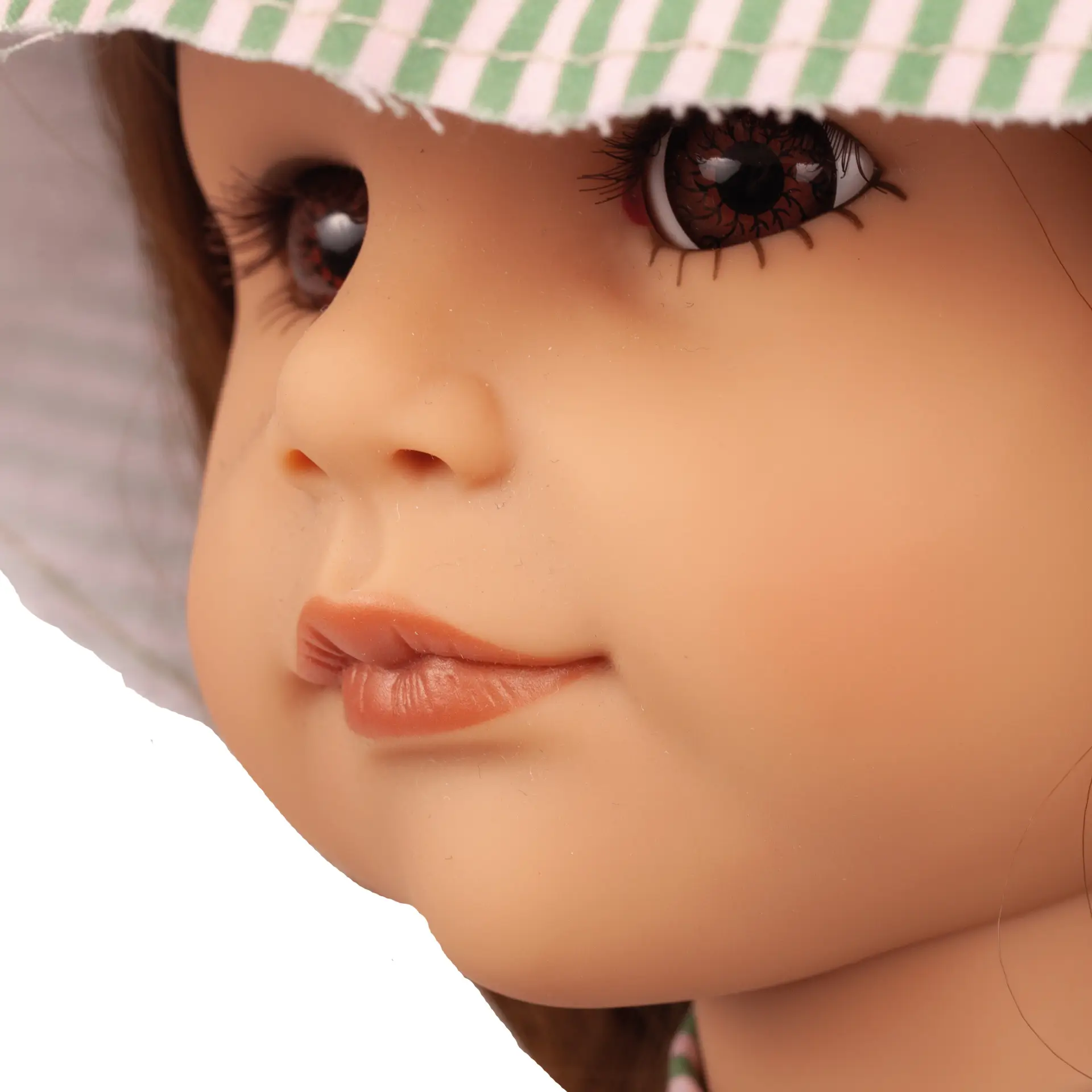 Portrait von Stehpuppe Gr. 50 cm mit braunem Haar und braunen Augen. Sie trägt einen gruen-gestreiften Hut  von Goetz