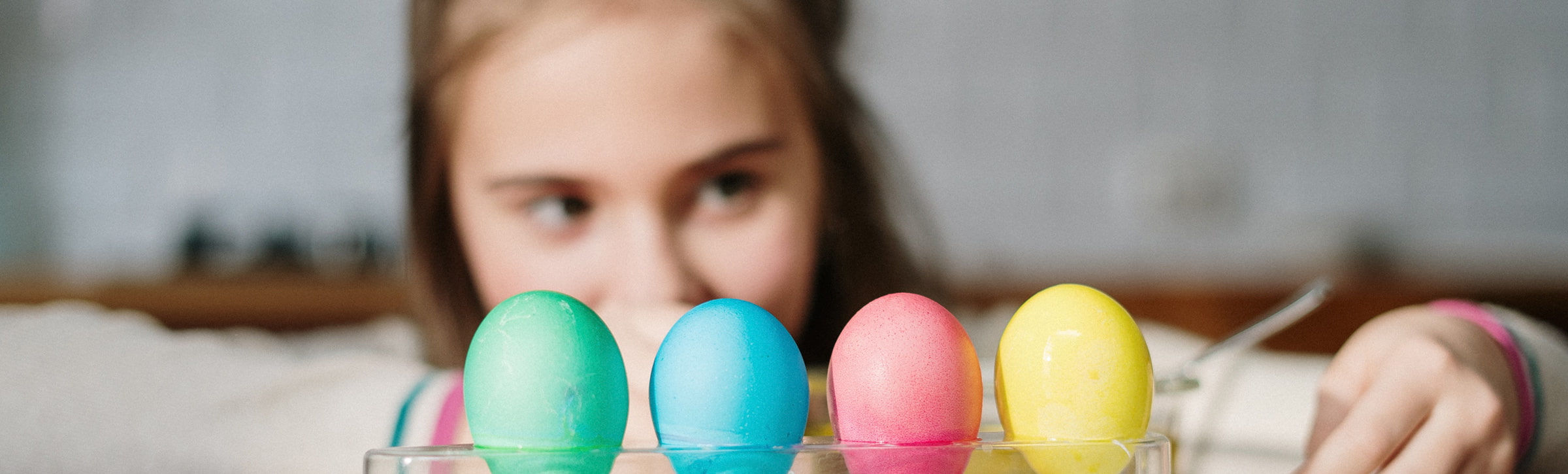 Kind das otsereier bemalt und Puppen für Kinder zu Ostern