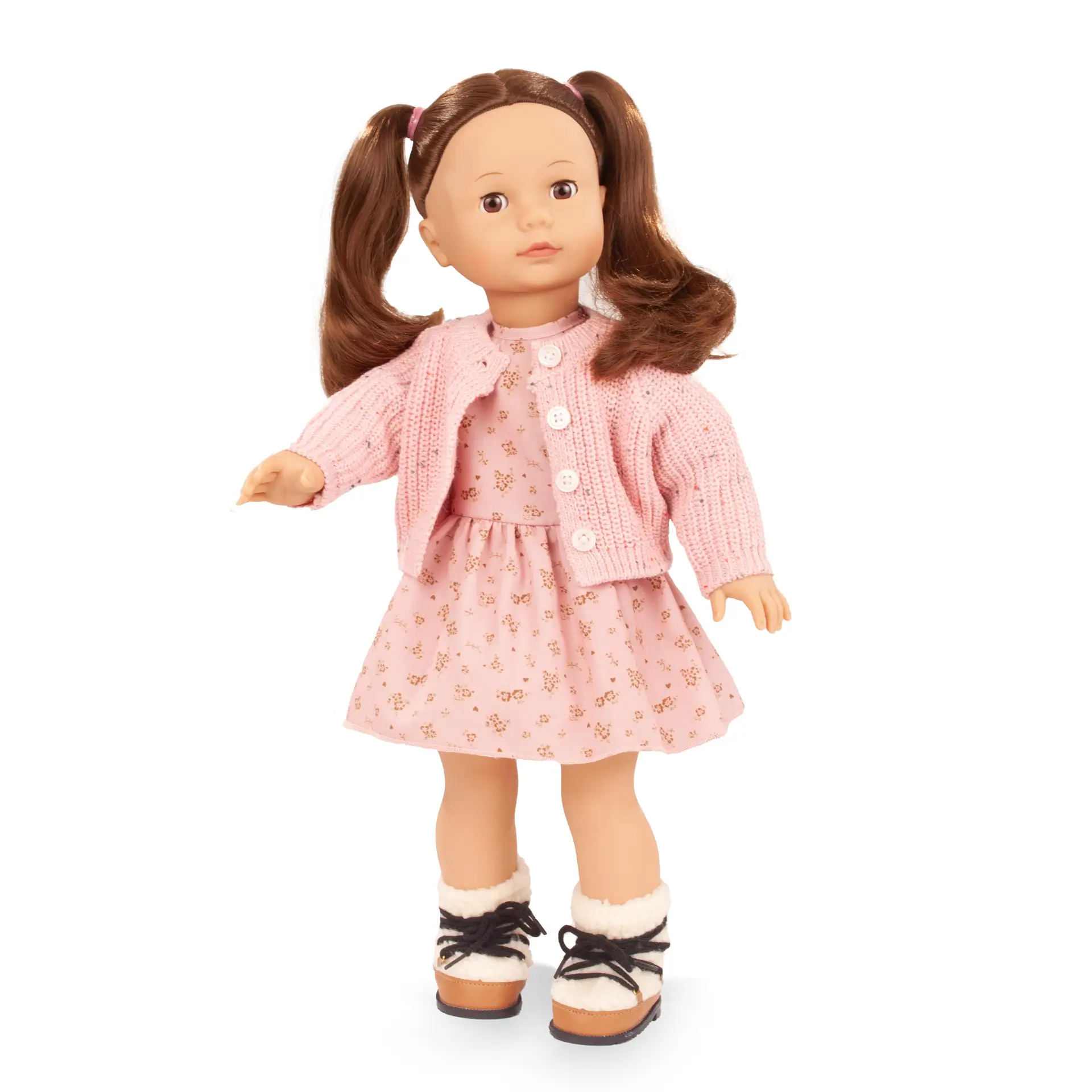 Stehpuppe Gr. 46 cm mit braunem langen Haar und braunen Schlafaugen traegt ein rosa Sommerkleid mit goldenen Bluemchenmotiv, dazu Winterboots und eine Strickjacke. Von Goetz