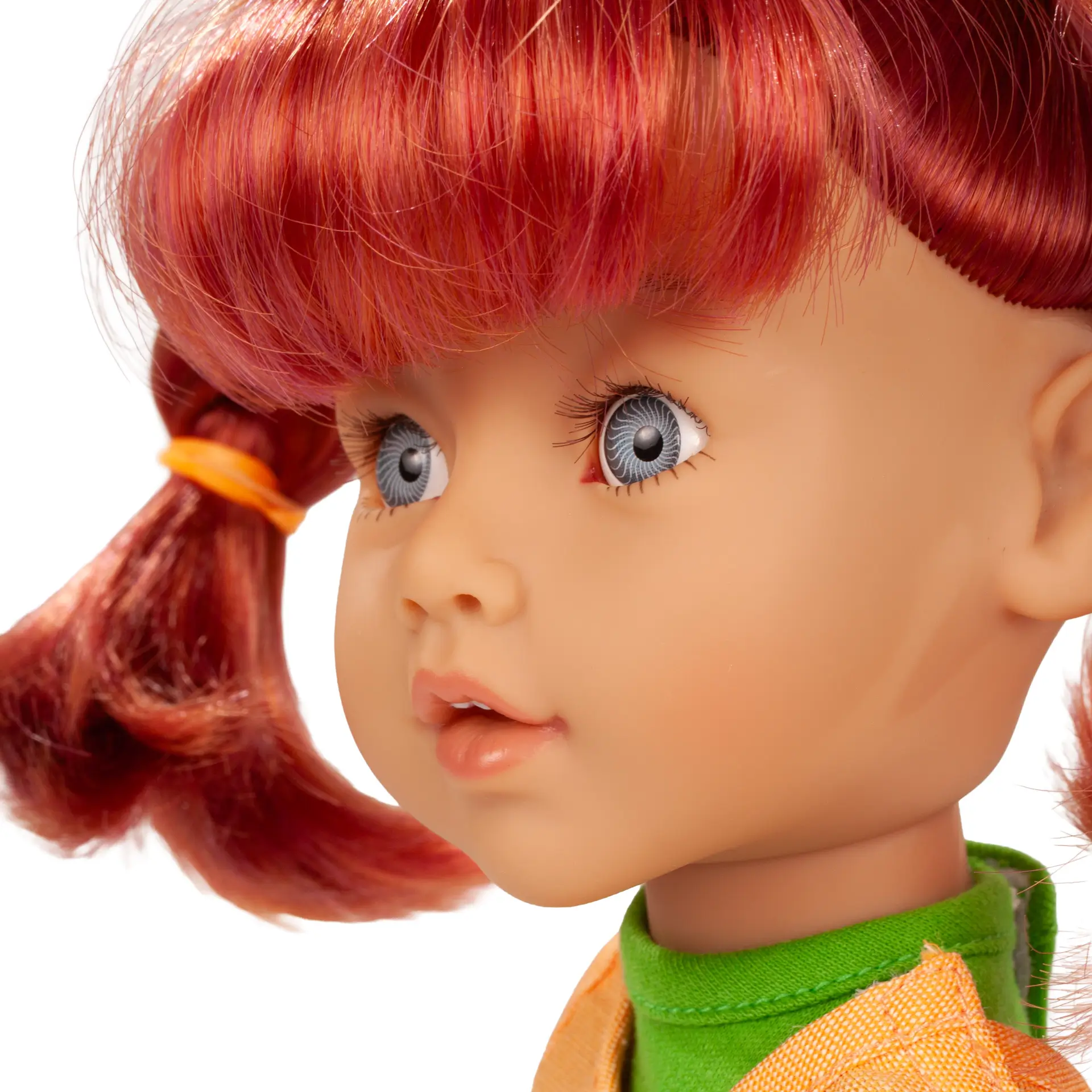 Portrait von Stehpuppe Gr. 36 cm mit roten Haaren, die zu zwei Zoepfen geflochten sind. Sie blaue Augen von Goetz